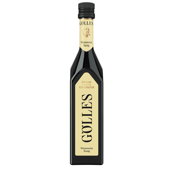 Gölles Weißwein Essig in hoher eckiger Flasche mit beigen Etiketten und schwarzem Verschluss.