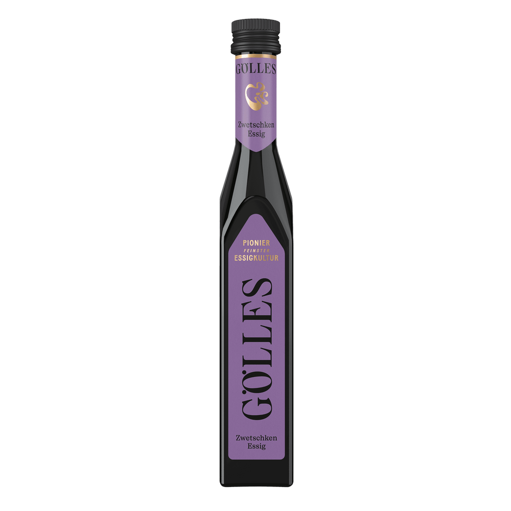 Gölles Zwetschken Essig in hoher eckiger Flasche mit violettem Etikett und schwarzem Verschluss.