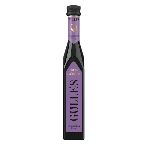 Gölles Zwetschken Essig in hoher eckiger Flasche mit violettem Etikett und schwarzem Verschluss.