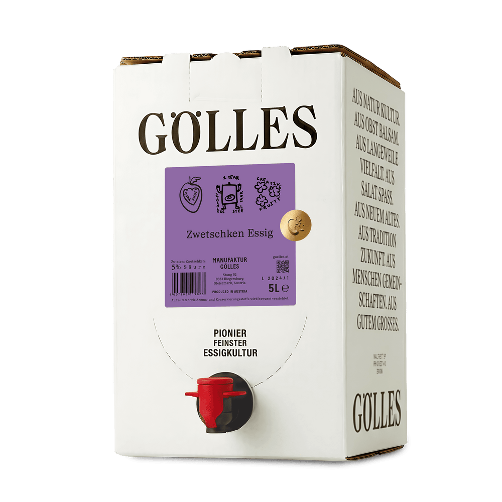 Gölles Zwetschken Essig in hoher eckiger Flasche mit violettem Etikett und schwarzem Verschluss.