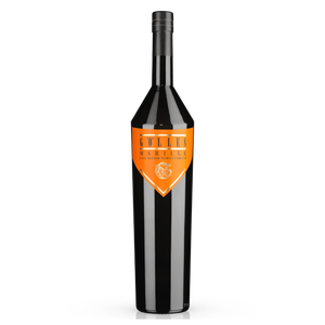 Gölles Marillenbrand in schwarzer Flasche mit dreieckigem orangefarbenem Etikett und kleinem Emblem.