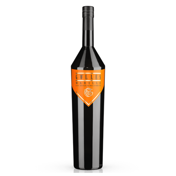 Gölles Marillenbrand in schwarzer Flasche mit dreieckigem orangefarbenem Etikett und kleinem Emblem.