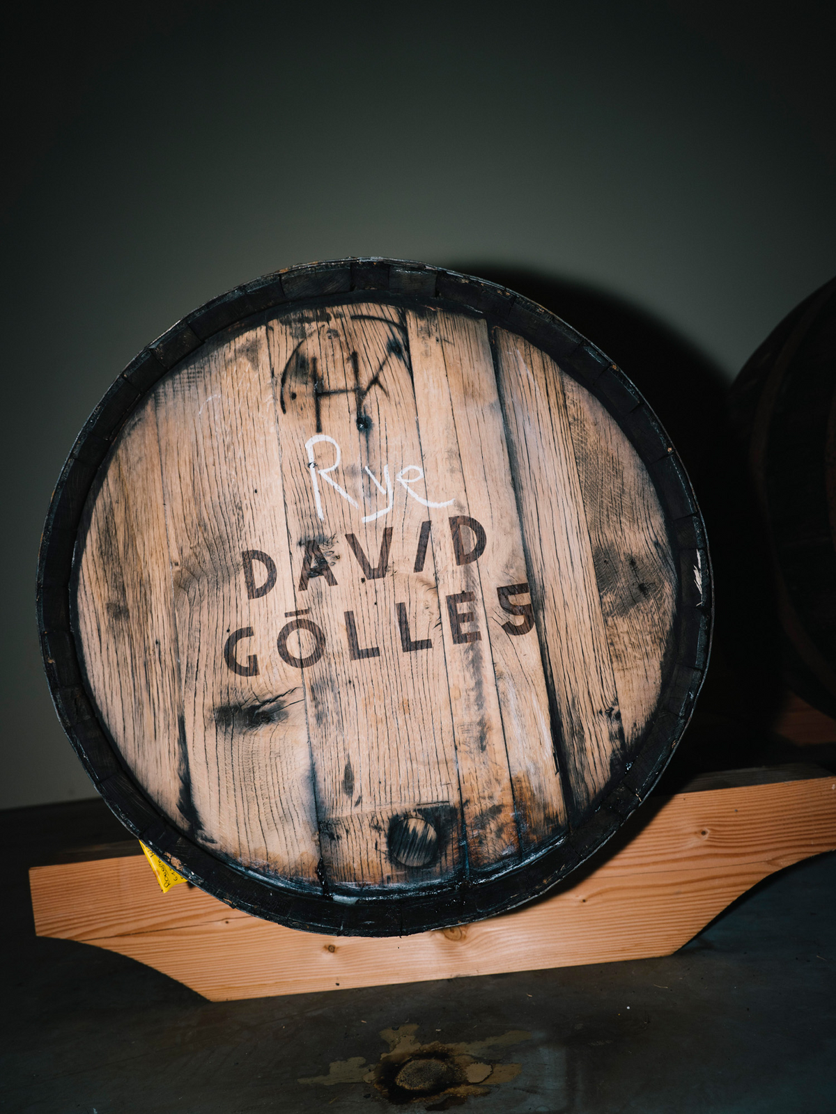 Holzfassdeckel mit aufschablonierter Aufschrift Rye auf einem Ständer im DAVID GÖLLES house.