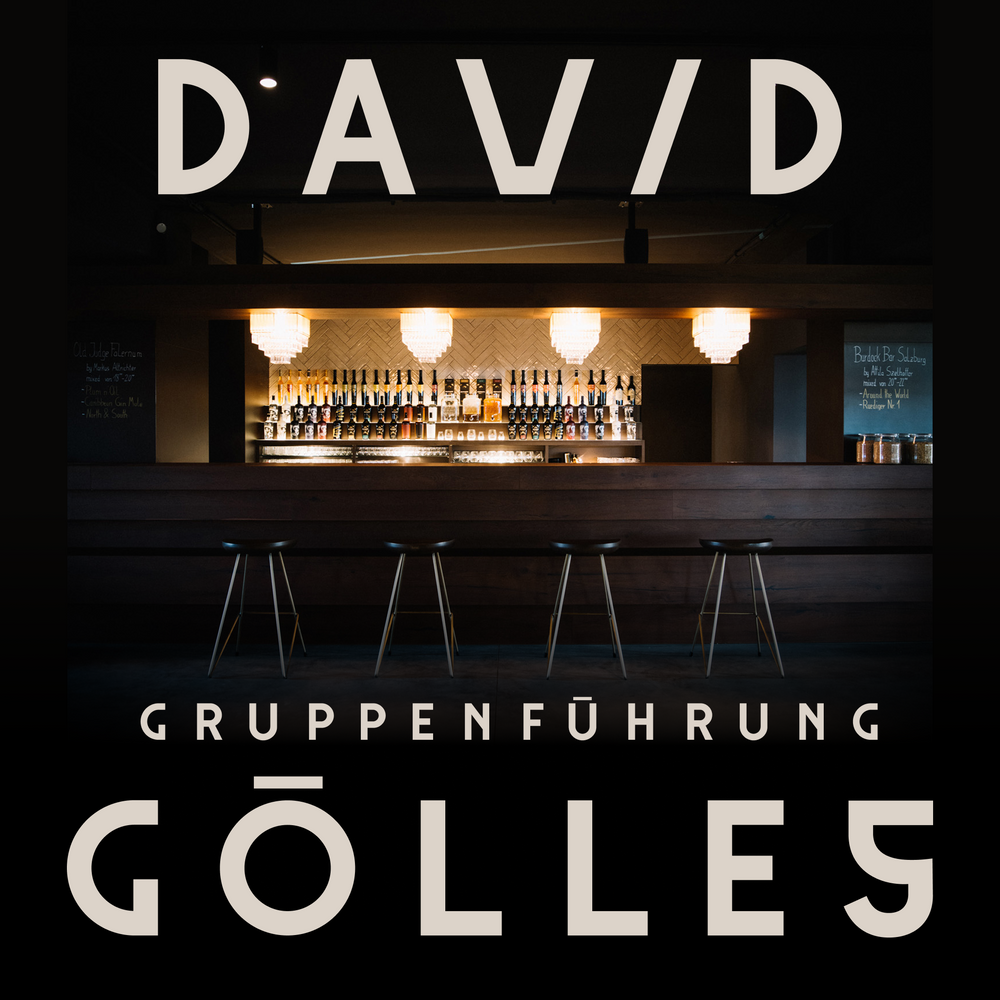 Bar im DAVID GÖLLES house mit Flaschenregalen, Glasleuchten und Barhockern.