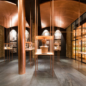 Kupferbrennblase in einer Vitrine bei der Erlebnistour durch die Manufaktur Gölles in Riegersburg.