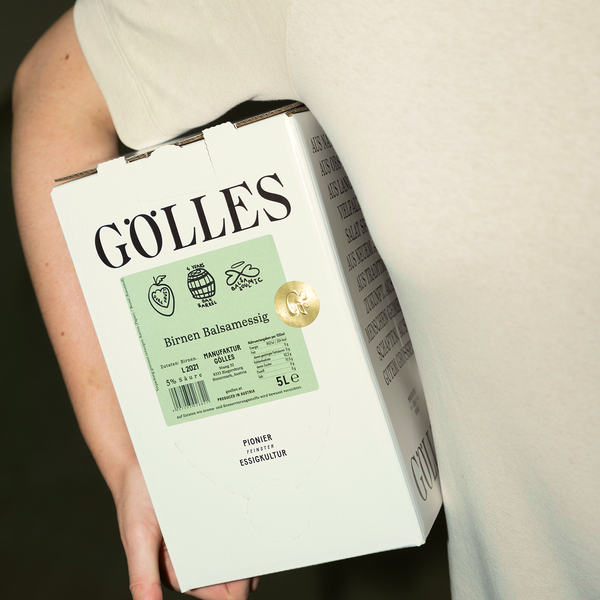 Person hält die Schachtel von Gölles Birnen Balsamessig mit Produktinformationen und Nährwerten.