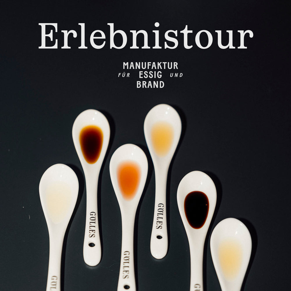 Sechs Porzellanlöffel mit Balsamessig und Edelbrand zur Verkostung bei der Gölles Erlebnistour.