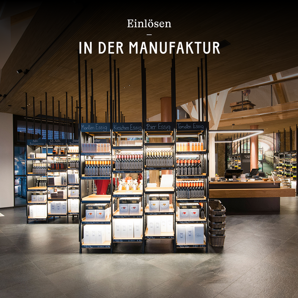 Gölles Wertgutscheine und Edelbrände im Shop der Manufaktur, im Hintergrund der Kassenbereich.
